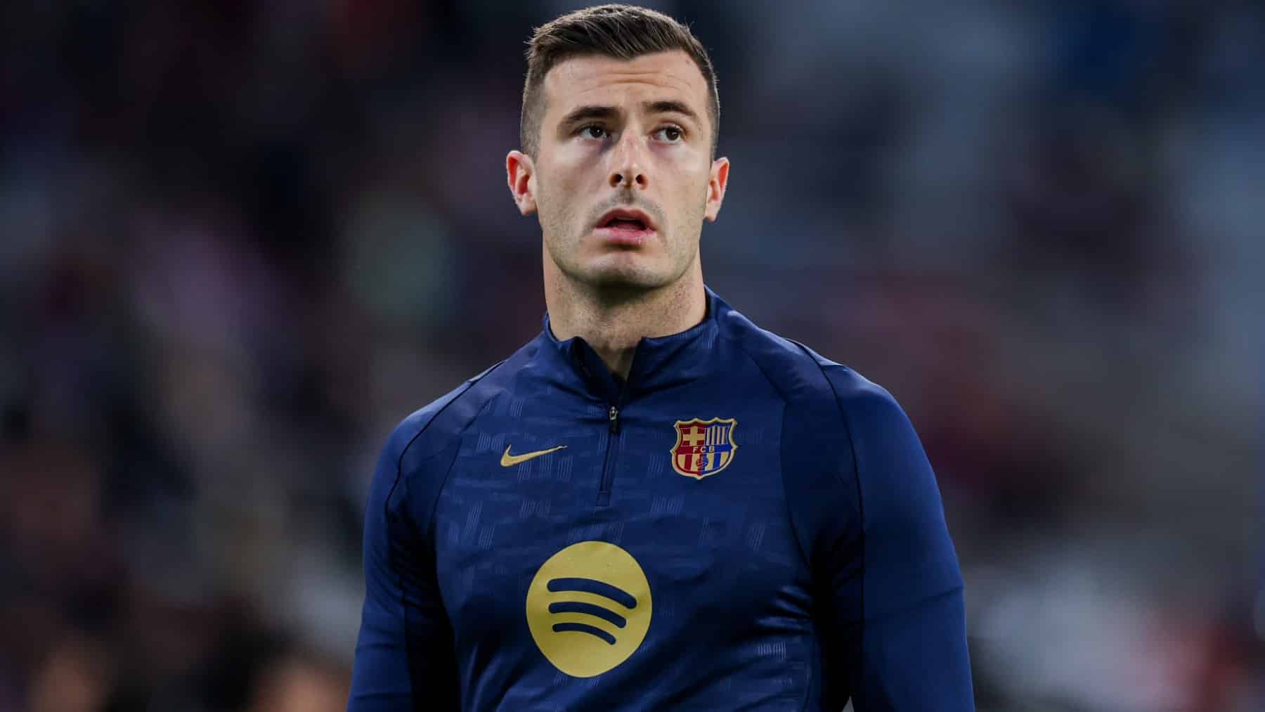 Iñaki Peña, calentando con el Barcelona.