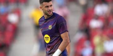 Joan García, calentando con el Barcelona.