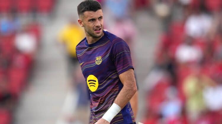 Joan García, calentando con el Barcelona.