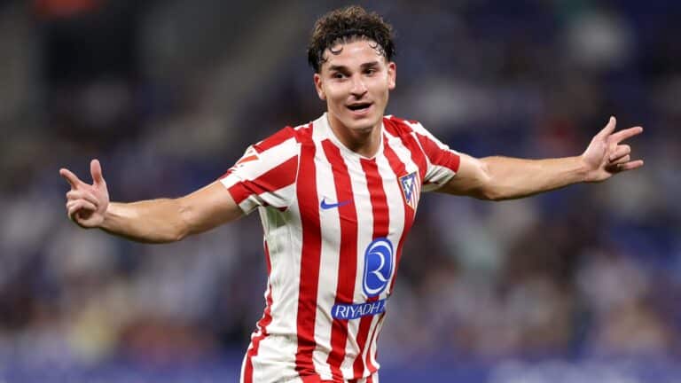 Julián Álvarez celebra un gol con el Atlético.