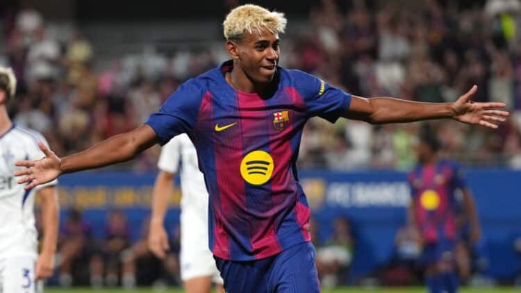 Lamine Yamal celebra un gol.