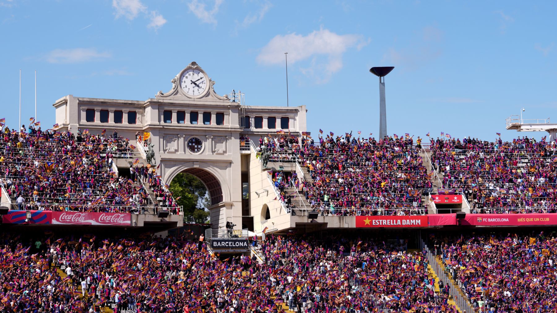 Los aficionados del Barcelona, en Montjuic.