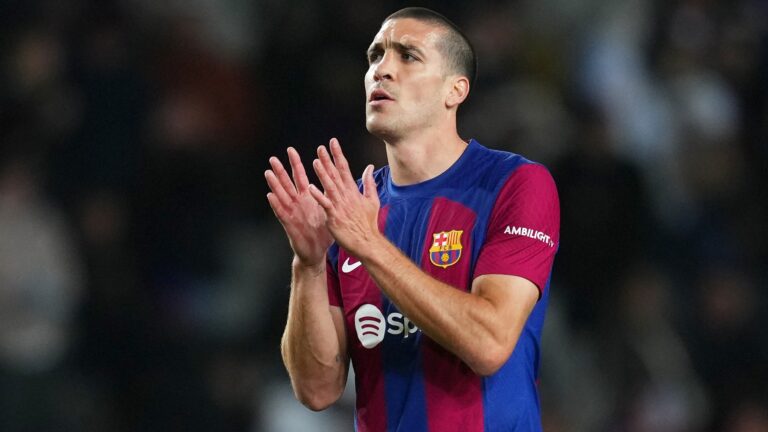 Oriol Romeu, en un partido con el Barcelona.