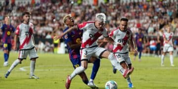 Pep Chavarría comete penalti sobre Lamine Yamal.