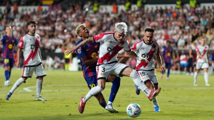 Pep Chavarría comete penalti sobre Lamine Yamal.