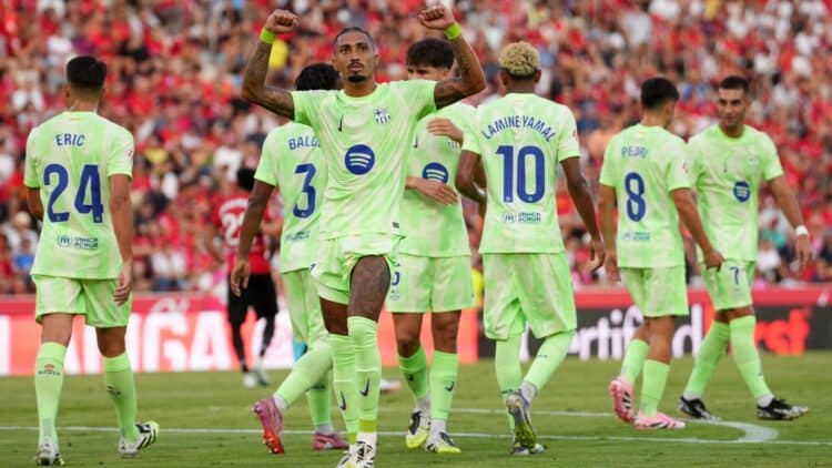 Raphinha celebra su gol en el Mallorca - Barcelona.