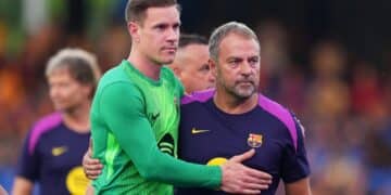 Ter Stegen se abraza a Hansi Flick.
