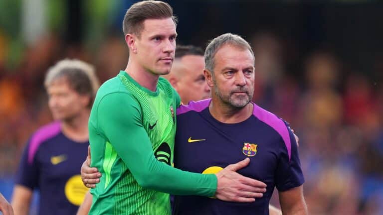 Ter Stegen se abraza a Hansi Flick.