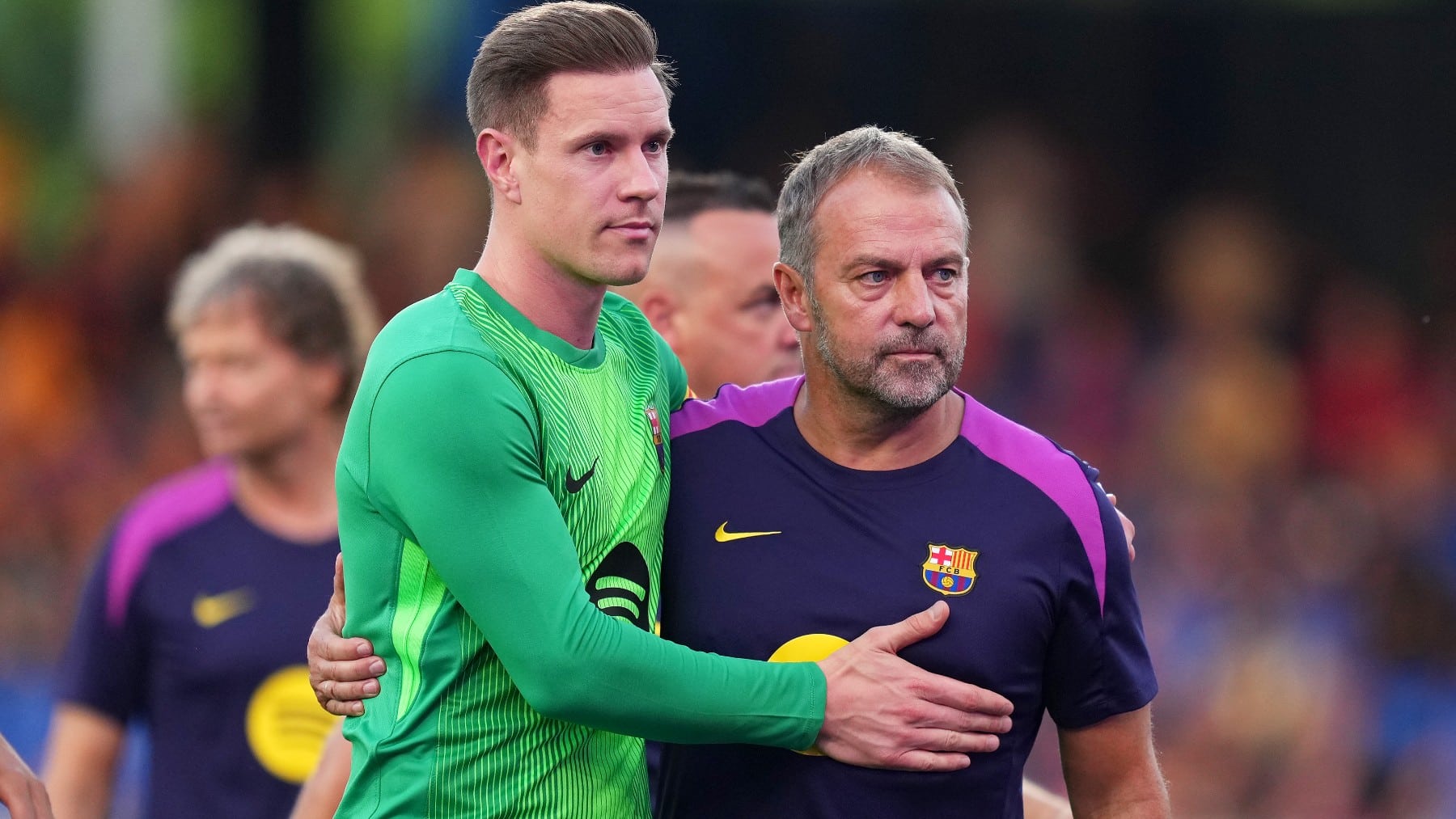 Ter Stegen se abraza a Hansi Flick.