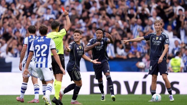 Expulsión Huijsen Sanción polémica arbitral