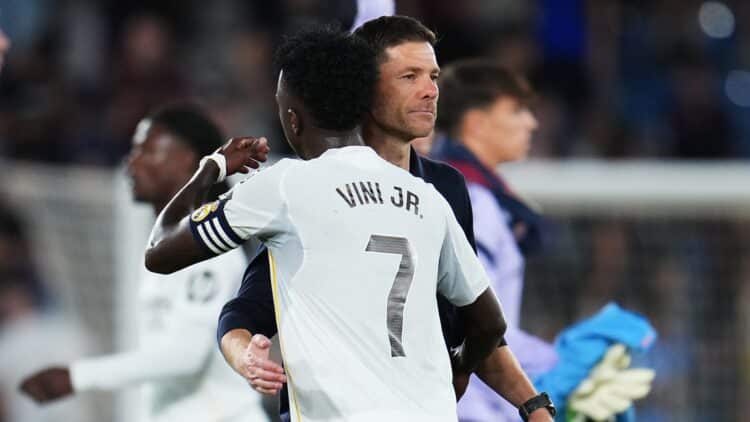 Vinicius y Xabi Alonso