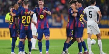 Los jugadores del Barcelona celebran un gol contra el Valencia.