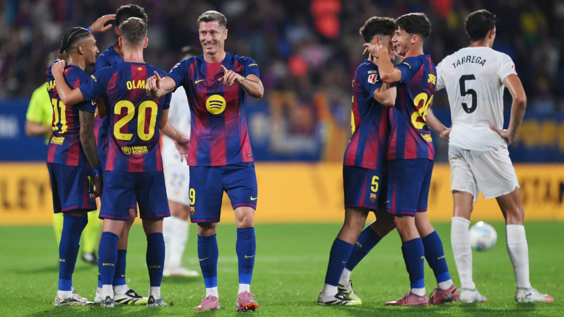 Los jugadores del Barcelona celebran un gol contra el Valencia.