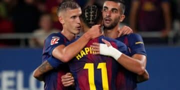 Dani Olmo, Raphinha y Ferran celebran un gol del Barcelona.