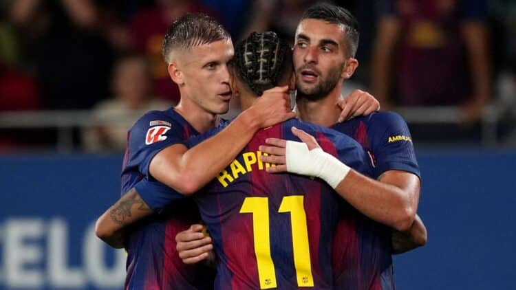 Dani Olmo, Raphinha y Ferran celebran un gol del Barcelona.