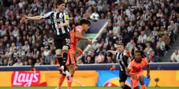 Pau Cubarsí, en el Newcastle - Barcelona.