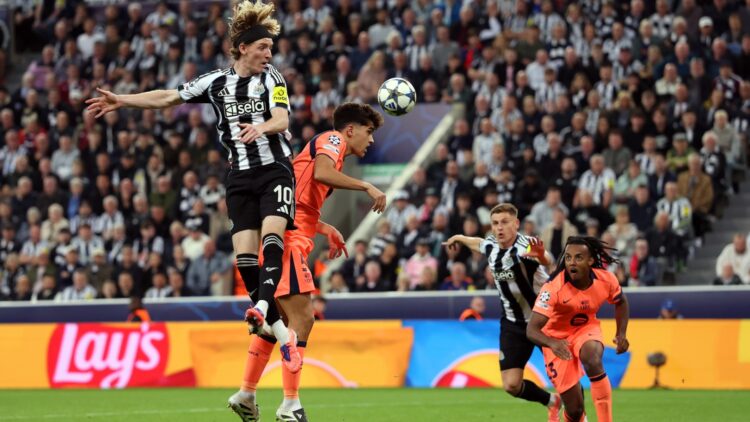 Pau Cubarsí, en el Newcastle - Barcelona.