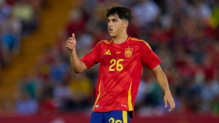 Pau Cubarsí, con la selección española.