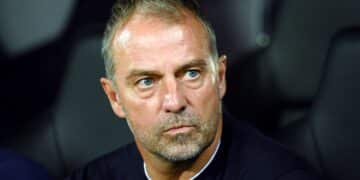 Hansi Flick, durante el Newcastle - Barcelona.