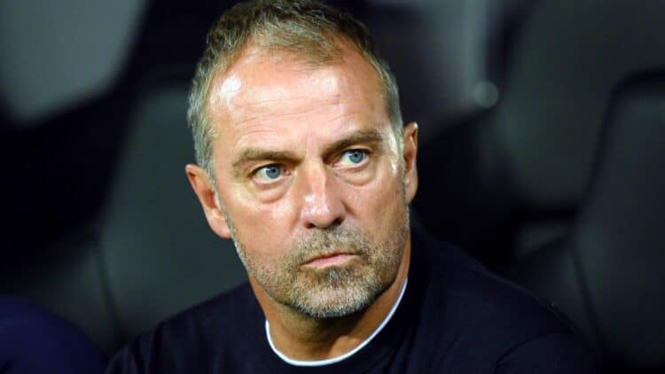 Hansi Flick, durante el Newcastle - Barcelona.