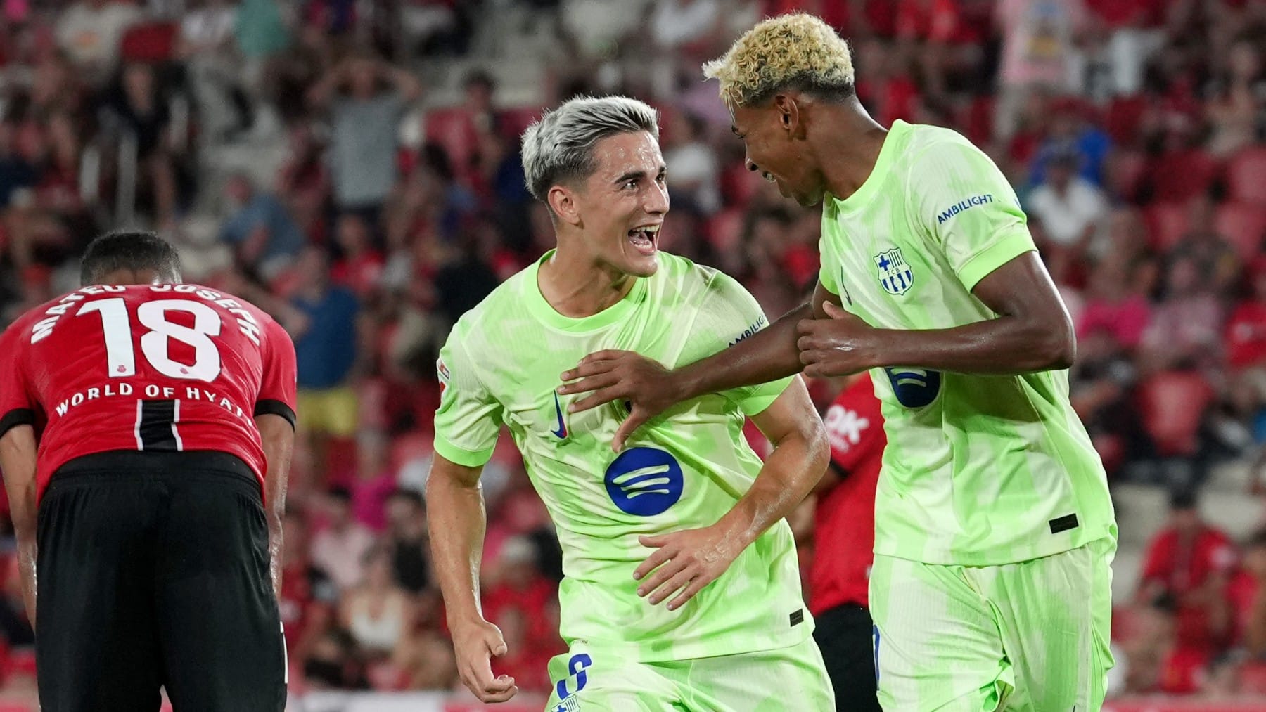 Gavi y Lamine Yamal celebran un gol.