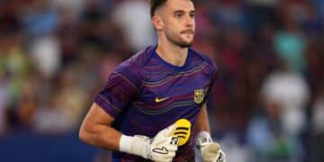 Joan García, calentando con el Barcelona.