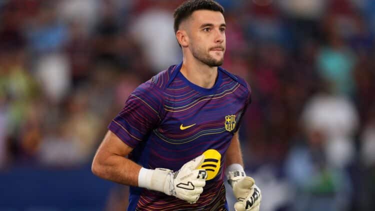 Joan García, calentando con el Barcelona.