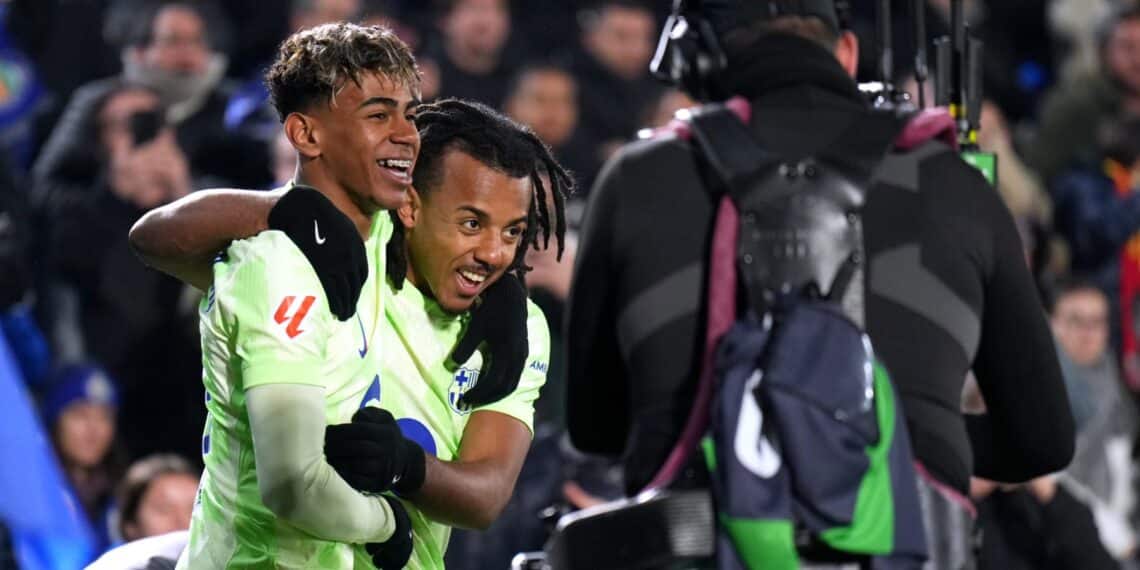 Lamine Yamal y Koundé celebran un gol.