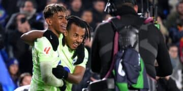 Lamine Yamal y Koundé celebran un gol.