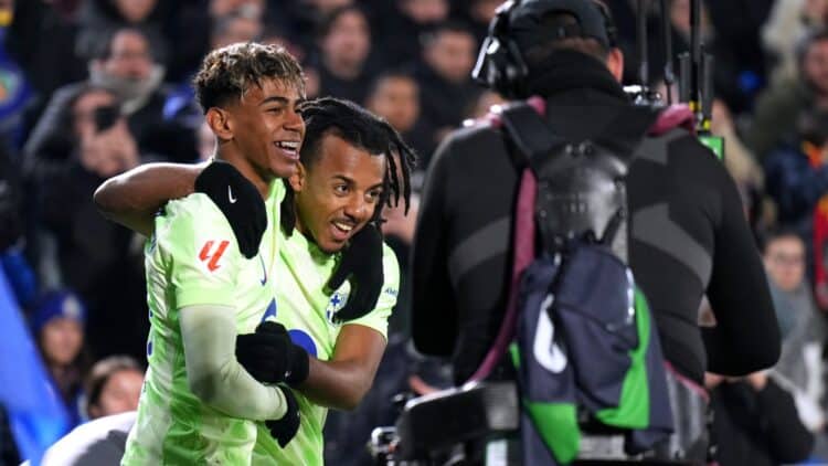 Lamine Yamal y Koundé celebran un gol.