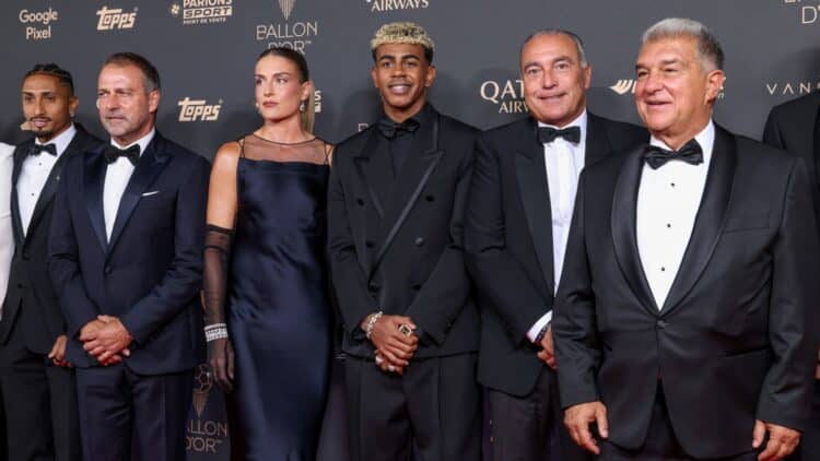 Lamine Yamal, con la expedición del Barça en el Balón de Oro.