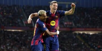 Lamine Yamal y Lewandowski celebran un gol del Barcelona.