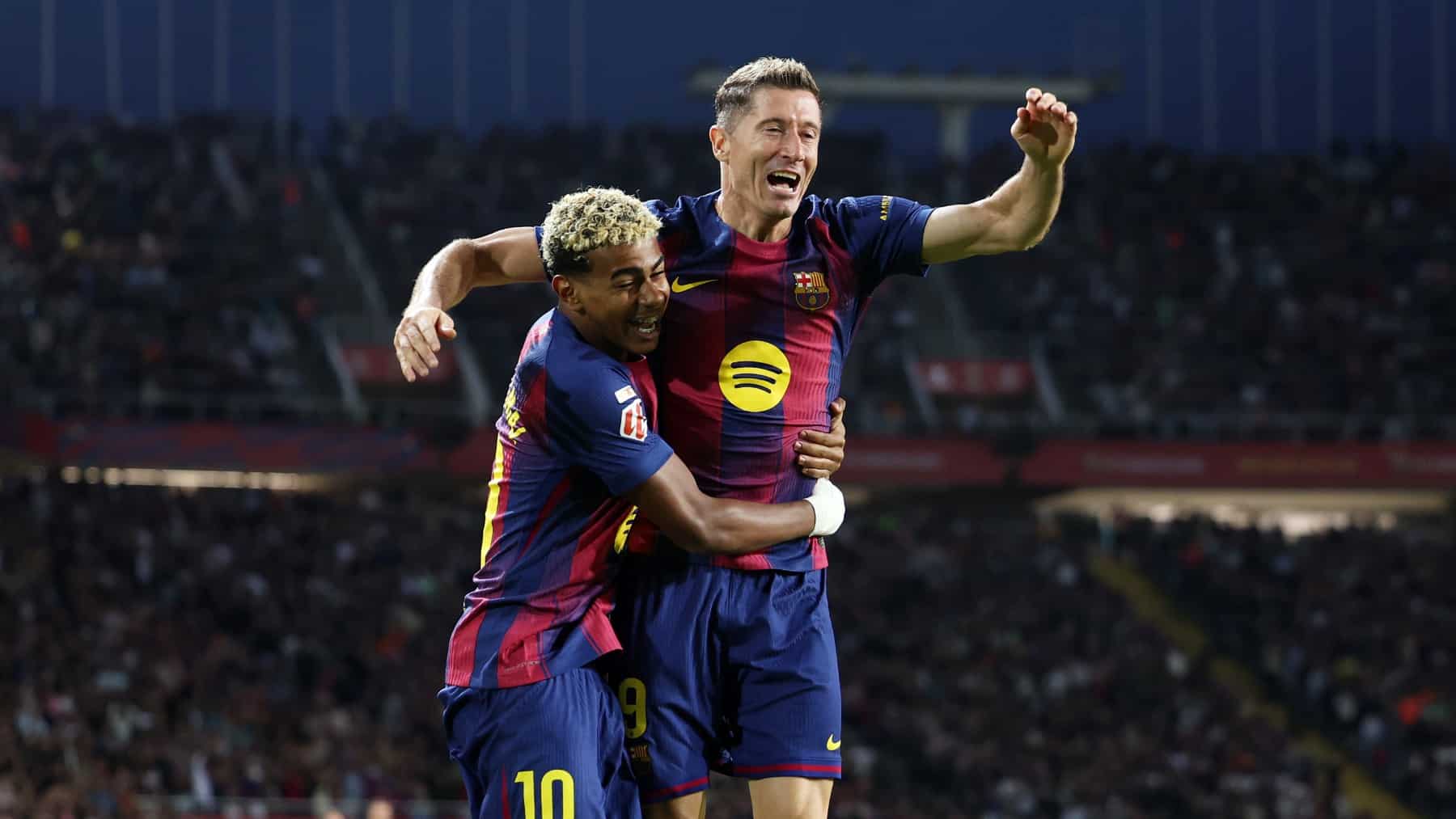 Lamine Yamal y Lewandowski celebran un gol del Barcelona.