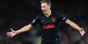 Marcos Llorente celebra su gol en el Liverpool - Atlético.