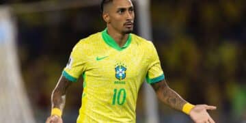 Raphinha, durante un partido con Brasil.