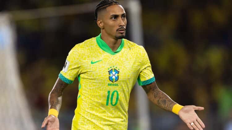 Raphinha, durante un partido con Brasil.