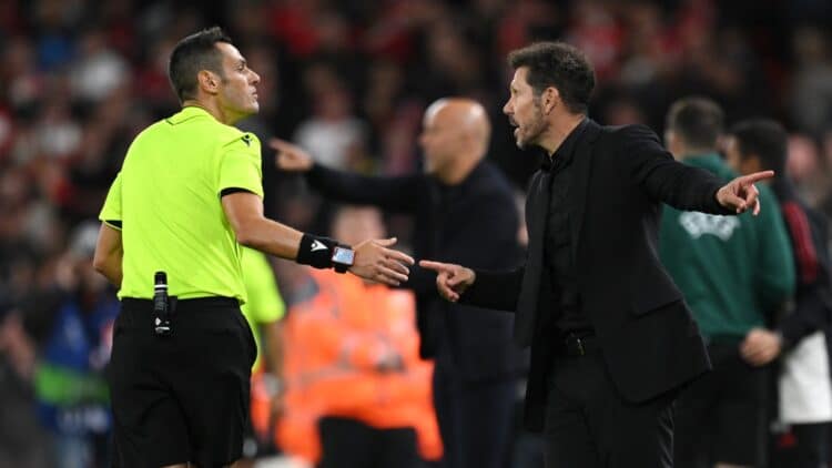 El Cholo Simeone habla con el árbitro.