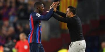 Ousmane Dembélé y Xavi Hernández.