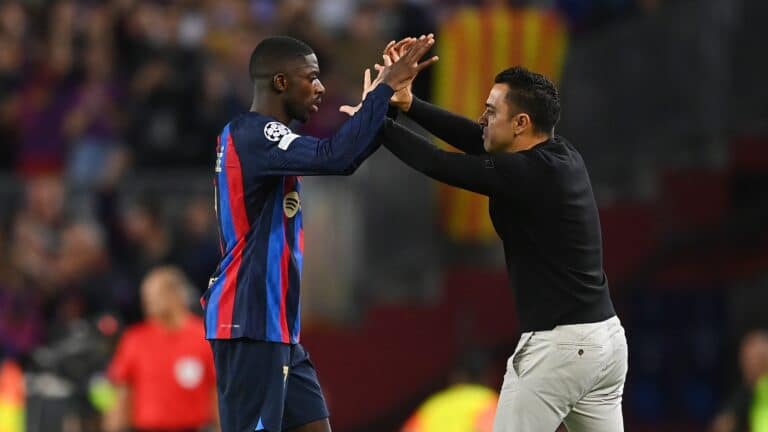 Ousmane Dembélé y Xavi Hernández.