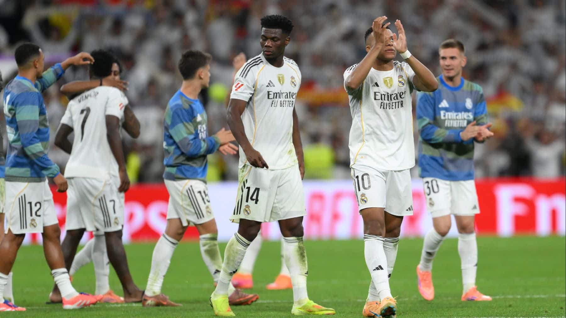 Los jugadores celebran la victoria contra el Barcelona