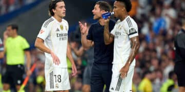 Xabi Alonso centrales Carreras Militao defensa