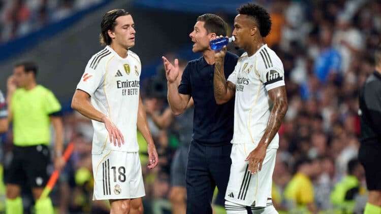 Xabi Alonso centrales Carreras Militao defensa