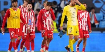 Los jugadores del Atlético, tras empatar ante el Celta.