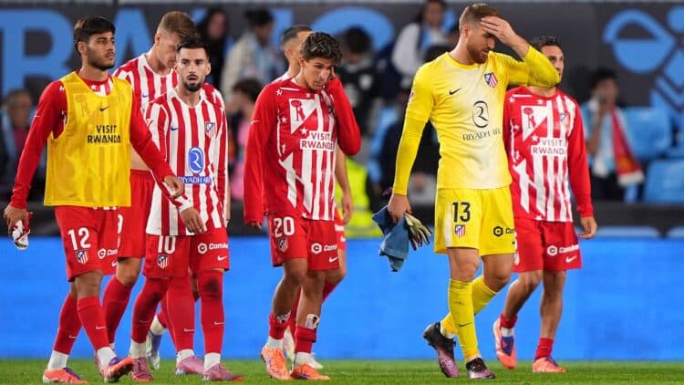 Los jugadores del Atlético, tras empatar ante el Celta.