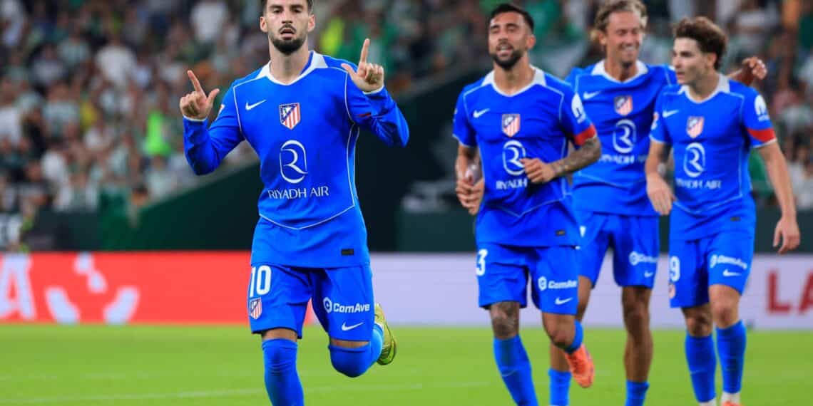 Álex Baena celebra su gol con el Atlético.