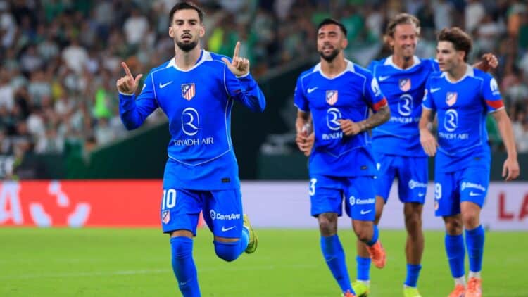 Álex Baena celebra su gol con el Atlético.