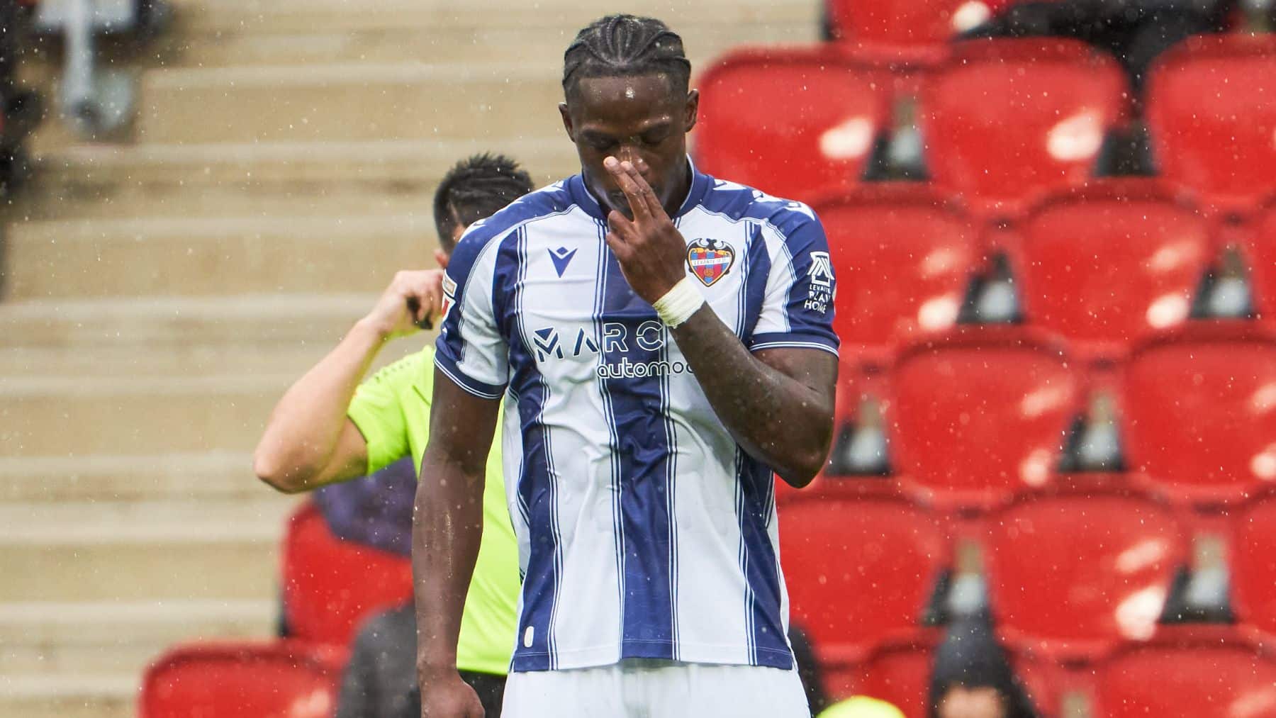 Etta Eyong, con el Levante.