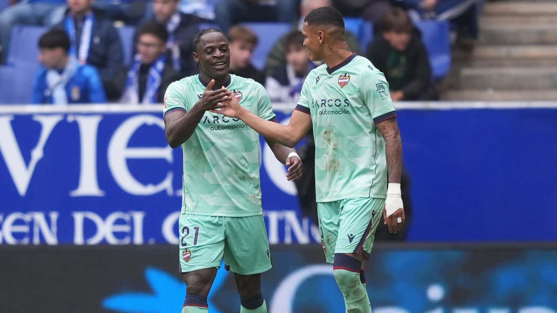 Etta Eyong celebra un gol con el Levante.