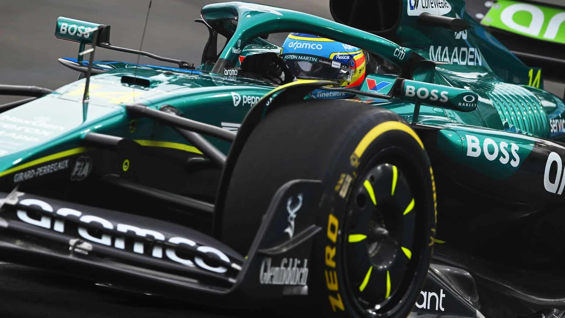 Fernando Alonso con el Aston Martin AMR25 en la clasificación del Gran Premio de Singapur 2025
