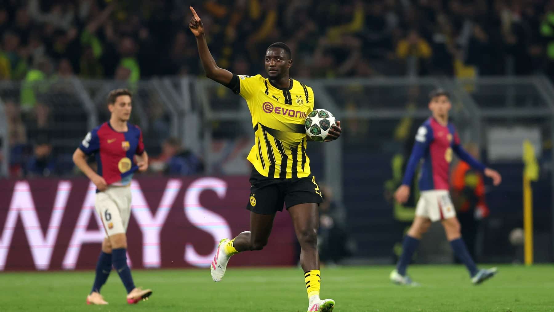 Guirassy, tras marcarle un gol al Barcelona.